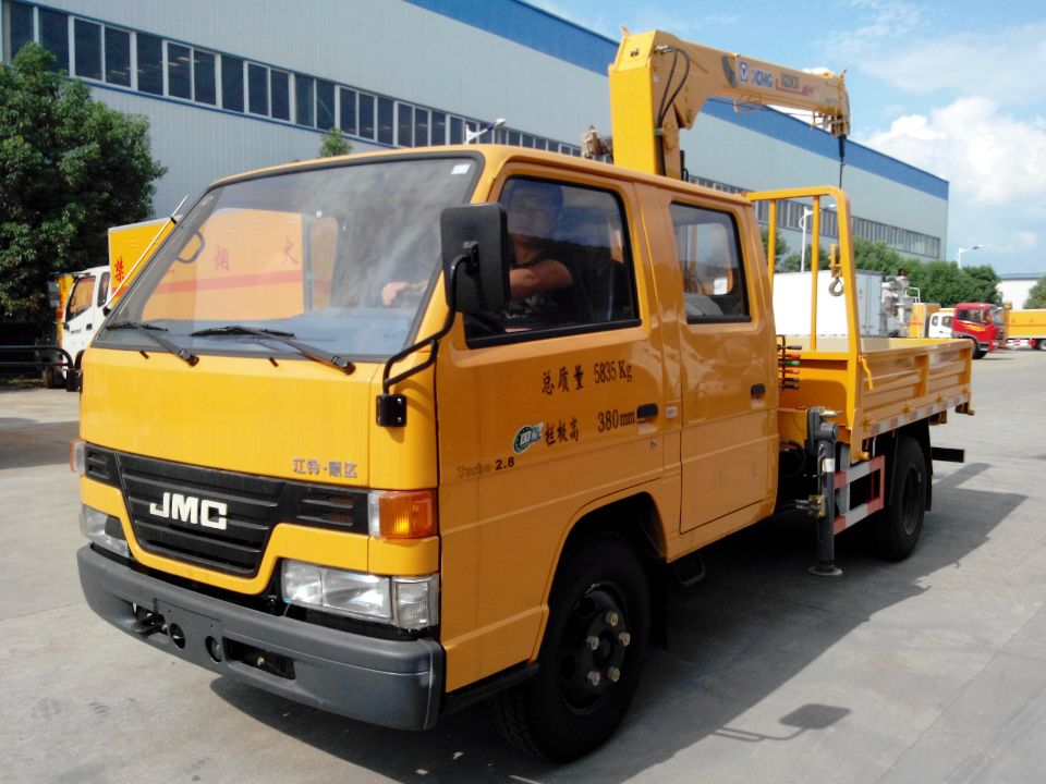江鈴雙排隨車起重運輸車
