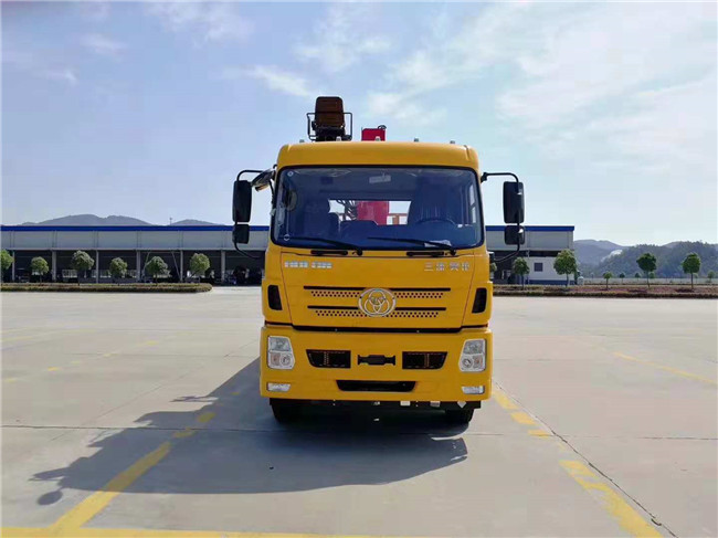 三環后八輪短軸距隨車吊,駕駛室前臉外觀